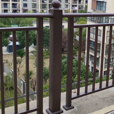 Barricata di vetro in acciaio inossidabile montata su un ponte di legno per scale in appartamento