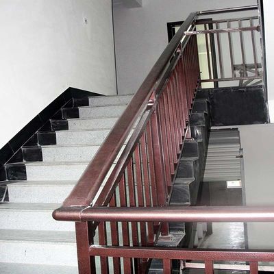 Maniglia di scala in vetro montata a parete con pilastri in acciaio inossidabile e design moderno