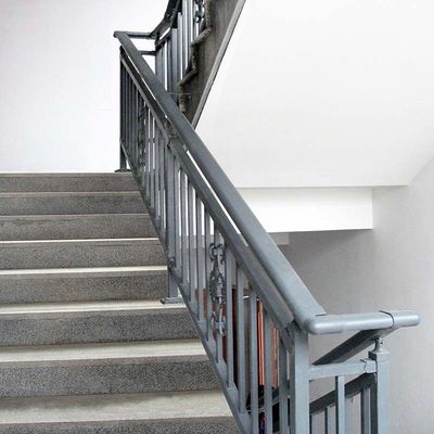 Maniglia di scala in vetro montata a parete con pilastri in acciaio inossidabile e design moderno