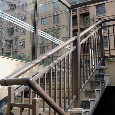 Maniglia di scala in vetro montata a parete con pilastri in acciaio inossidabile e design moderno