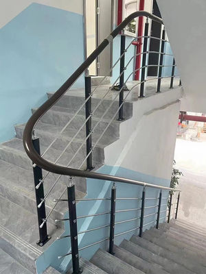 Moderno design di scalinata di ferro ringhiera per scalinate esterne di legno montato sul muro Nuovo design