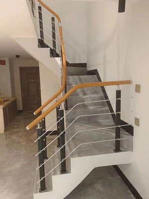 Moderno design di scalinata di ferro ringhiera per scalinate esterne di legno montato sul muro Nuovo design