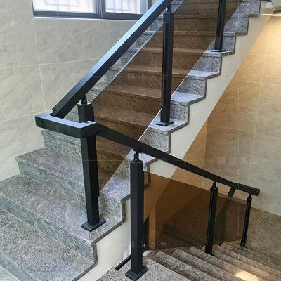 Moderno stile di progettazione scala montata a parete ringhiera in vetro temperato con baluster