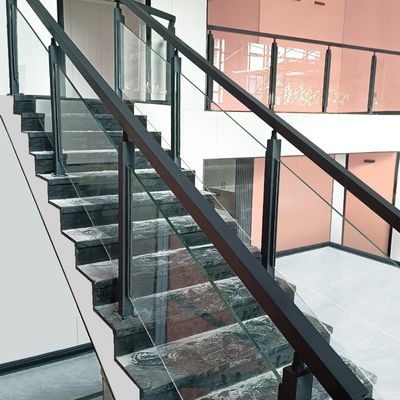 Moderno stile di progettazione scala montata a parete ringhiera in vetro temperato con baluster