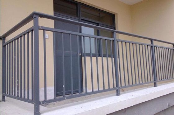 Barricata di scala in acciaio inossidabile di design moderno per il montaggio a parete nel balcone dell' appartamento