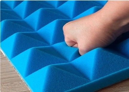 Pannelli di schiuma acustica a alta densità a piramide per l'assorbimento del suono negli uffici moderni