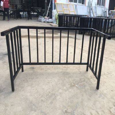 Barricata di scala in acciaio inossidabile di design moderno per il montaggio a parete nel balcone dell' appartamento