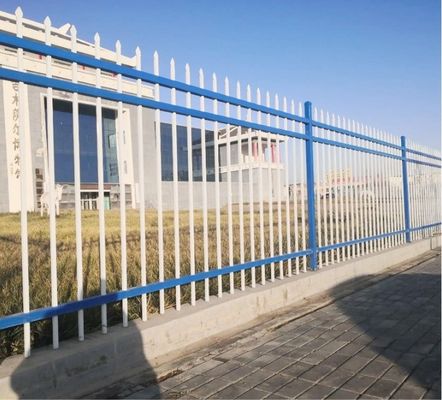 Maniglia di scala in ferro contemporanea per le scale del cortile negli appartamenti moderni