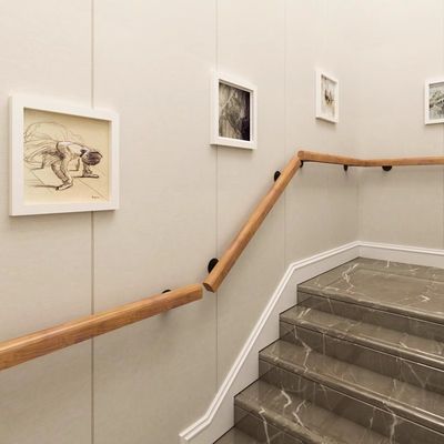 Ringhiera di legno montata a muro per la balaustra moderna in un edificio per uffici