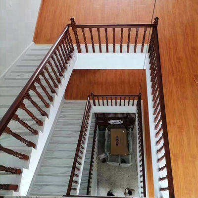 Moderno edificio per uffici di scalinata in legno decorativo ringhiera con baluster e mandrini