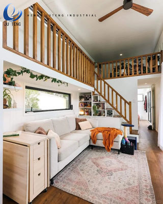 Casa in legno prefabbricata con contenitore piatto in acciaio