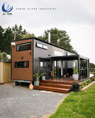 Casa in legno prefabbricata con contenitore piatto in acciaio
