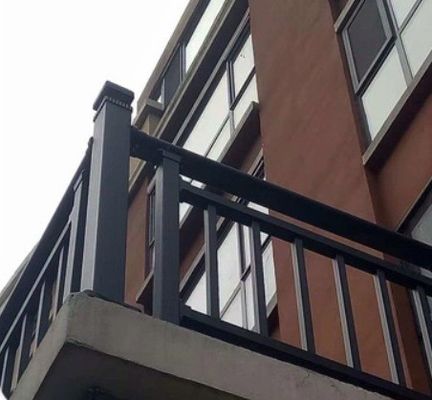 Edificio di uffici Balcone Maniglia in alluminio con design moderno e montaggio del pavimento