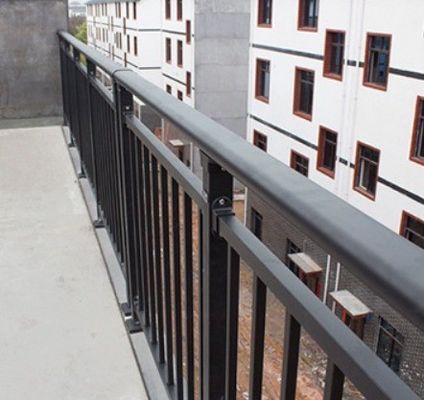 Edificio di uffici Balcone Maniglia in alluminio con design moderno e montaggio del pavimento