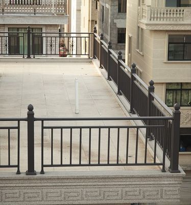 Edificio di uffici Balcone Maniglia in alluminio con design moderno e montaggio del pavimento