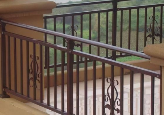 Parati di scalinata interna Usate Parati di scalinata in ferro battuto per il design di appartamenti moderni