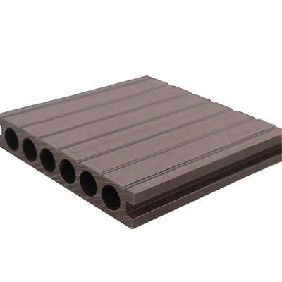 Piano di costruzione moderno con pavimento composito in legno e plastica per facili installazioni