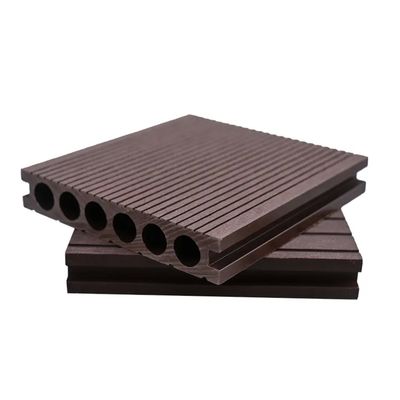 Piano di costruzione moderno con pavimento composito in legno e plastica per facili installazioni