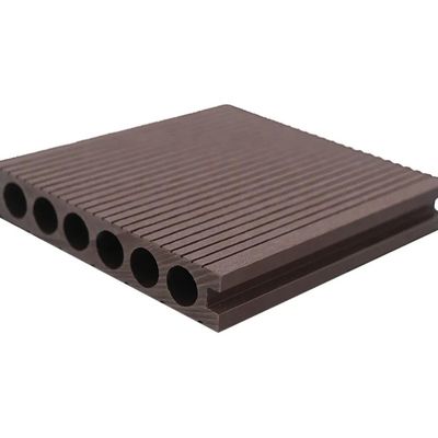 Piano di costruzione moderno con pavimento composito in legno e plastica per facili installazioni