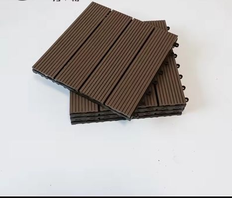 Terrazza Legno Plastica Composito Caffè WPC 300 * 300mm Piastrelle per il giardino all'aperto liscia