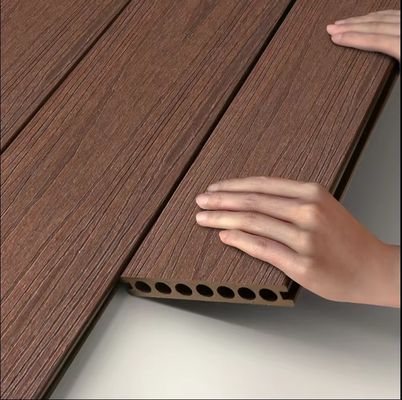 Pavimenti di terrazza in legno liscio di plastica per piscine di diverse dimensioni
