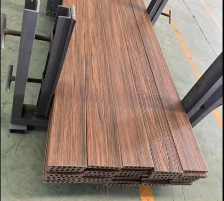 Pavimenti di terrazza in legno liscio di plastica per piscine di diverse dimensioni